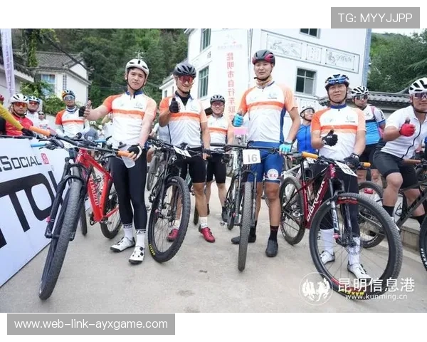 创纪录自行车选手挑战极限坡道，自行车赛道坡度